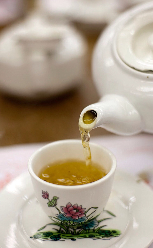 一辈子像喝茶，水是沸的，心是静的。一几、...