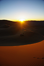 39、巴丹吉林沙漠 秋季渐趋寒冷的早晨等待日出非常美妙，熟练的司机可以在天没亮就找到通往最佳等待的拍摄点，在这里看到了有生以来最美的日出。
2010年10月3日 阿拉善盟·阿拉善右旗,壹鹿有你