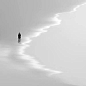 黑白风光能给人一种宁静深远的思考，让人思绪飘的很远，无限遐思。

摄影师Hengki Koentjoro的黑白自然风光摄影作品，颜色褪尽之后，留下更多值得玩味的空间。
