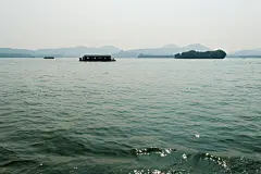 坐游船游览西湖湖面风景