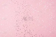 女性魅力柔和的粉红色背景与白色闪亮的纸屑