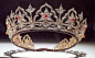 这顶皇冠是阿尔伯特亲王为妻子维多利亚女王设计的 这顶皇冠是阿尔伯特亲王为妻子维多利亚女王设计的，原来镶嵌的是乳白色的猫眼石，后来亚历山德拉王后用红宝石替换了它们
