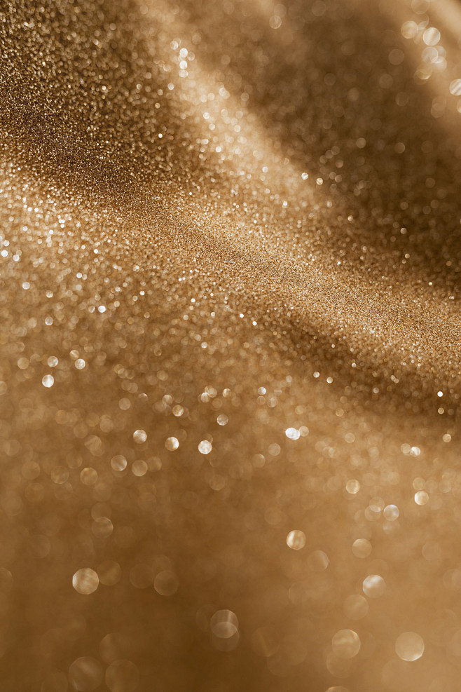 kaboompics_gold-glit...