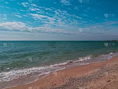 空旷的海滩与蓝色的海水和天空背景。南方风景景观壁纸，夏季度假季概念。