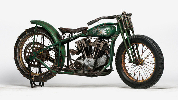 九十岁老汉和他收藏的古董摩托车