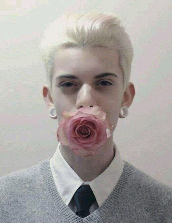 欧美男模银发叼花帅哥