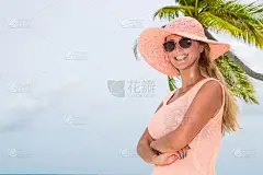 马尔代夫海岸的美丽女孩