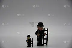 一个小的和一个大的烟囱清扫器在一个明亮的背景上