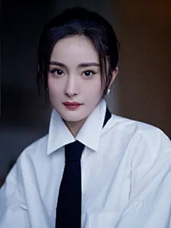 #杨幂白衬衣领带造型# @杨幂 今日活动最新造型出炉，高马尾搭配白衬衣，帅气又不失性感！ ​​​​