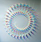 艺术家Chris Wood用分色玻璃在墙上排列出丰富多彩的棱柱迷宫 ​​​​