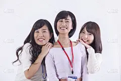 戴着工作证的妇女