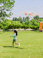 这个快乐的小女孩正在公园放风筝