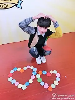四叶草们，元宵快乐今天元宵节现在还在和大家录东西，正好今天还是情人节，所以我做了一个决定。就是在情人节给你们表白，我很喜欢你们。地上用四叶草拼的心虽然很简单，但是每一片四叶草里都有你，我要和你们在一起