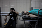 无人照料：洪都拉斯首都特古西加尔巴，护士罢工期间，一名病人躺在急诊室的担架上。护士举行罢工要求获得更好的福利，政府正应对这一突发公共卫生事件。