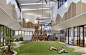 由商场改造的Goodstart 早教中心，澳大利亚布里斯班 / Gray Puksand  : 吸引孩子们探索的绿色大中庭
