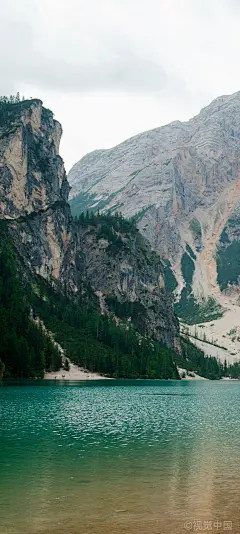纯净的布雷斯湖•湖泊周围的山路是徒步旅行者的天堂，游客们可以沿着山路漫步，欣赏沿途的自然风光和人文景观。——布雷斯湖#意大利