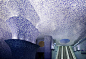 在意大利那不勒斯市地铁艺术环线项目组的邀请下，建筑师Oscar Tusquets Blanca为市内的Toledo地铁站设计了一个全新面貌，站内的墙壁和天花板上覆盖着一层蓝白相间，深浅不一的马赛克，在乘坐电梯升降时仿佛置身蓝色星空，又能让人想起电影《少年Pi的奇幻旅行》中令人惊叹不已的奇妙海洋美景，璀璨，壮观。然而，整个项目并不是出自一人之手，威尼斯双年展前总监及艺术评论家Achille Bonito Oliva 主持，邀请到了世界知名的艺术家，设计师和建筑师来参与创作，其中包括画家Fracesco Cl