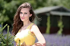 女孩 薰衣草 鲜花 黄色裙子 4K美女壁纸
