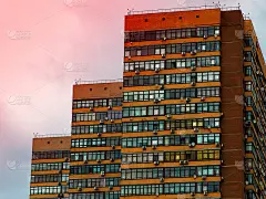 复古赛博朋克建筑在日落插画背景