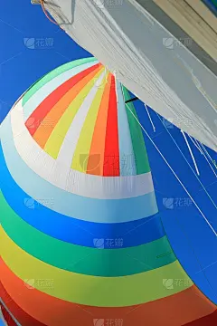 风吹满了五彩缤纷的三角帆