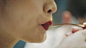 美丽奢华的艺术家红嘴女人在咖啡馆吃蛋糕的特写镜头