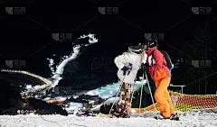 朋友们滑雪者在冬季的山上滑雪胜地玩得很开心，晚上滑雪