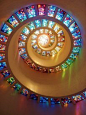 教堂上的彩色玻璃 - 世界的角落