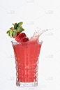 美味草莓汁飞溅的特写镜头