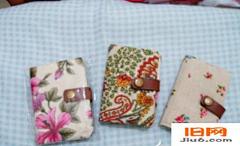 [教你DIY简单又漂亮的卡包] 教你DIY简单又漂亮的卡包表布两块~~铺棉和布衬~~~做插页的~~下面开始做了~~先把做插页的两块布中央放上布衬，对折，用熨斗烫平~~这样就做好了~~将一层铺棉，一层布衬用熨斗熨合在布上~~同理的里布，不同的是一层布衬~~将上面完成的部分，里布和插页按下图顺序摆放~~缝合，忽略我拙劣的针脚~~反正反过来就看不到了~~注意要留返口哦，我留的小了点，直接后果导致我翻得很吃力~~翻好后~~有点皱，没关系，再用熨斗加工下~~最后缝上皮搭扣就OK啦~~