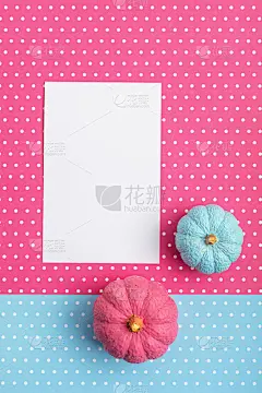 平铺着手工绘制的石膏南瓜和复制空间。秋季假期卡片模型