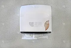 厕所墙上的白纸巾盒。
