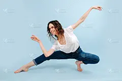 俏皮的现代舞舞者优雅地将身体垂向一侧