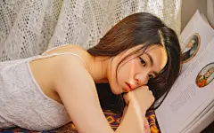 书本青春美丽女孩w7电脑壁纸