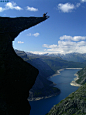 Trolltunga是一块“神奇”的岩石，位于挪威的Skjeggedal山。由于岩体伸出山崖很远，因其形似，又被称作“巨人之舌”。这块岩石是许多户外爱好者的神往之地，人们可以选择乘坐缆车到达海拔950米的半山处，然后经由台阶或登山小道攀爬到岩石上。@收藏到花瓣