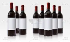 酒瓶模仿秀。现实模糊了三维玻璃器皿与红色饮料和空白白色标签。带有复制空间的酒精产品模板。葡萄饮料海报