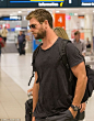 #Chris Hemsworth#在悉尼机场的新街拍准备参加他代言的腕表品牌TAG Heuer举办的鸡尾酒party依旧是简单随意的黑T短裤，挂着墨镜背着书包超级亲民还有海总客串的女版捉鬼高清剧照一张（已被我设成电脑壁纸哈哈）。有新图会补在评论里