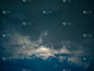 夜空中云间的满月。