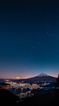 #星空下的富士山#日推20多万赞的富士山夜景，点点星光和城市灯光相映，太美了

twi:Kou ​​​​