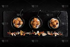 小饺子在一个美丽的菜在黑暗的背景。餐饮的食品概念。低调，复制空间