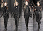 ANN-DEMEULEMEESTER-FALL-RTW-2011-PODIUM-018_runway1.jpg (938×680)