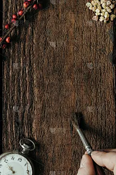 男性手绘在木制背景上