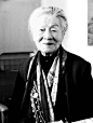 杨绛96岁成书《走到人生边上》。

围着母校校友带去的丝绸围巾，杨绛在家中留影。柳袁照摄