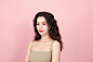 美容护肤美妆概念粉色背景中的亚洲美女图片下载