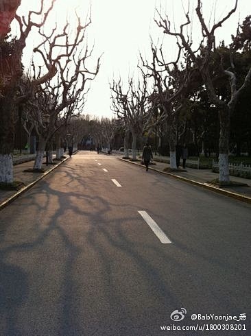 此刻晴朗的天空也许下一刻便乌云密布，无法...