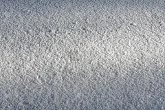 黄昏时在平坦的积雪表面上的一缕光。