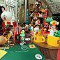 朗豪坊 "Line Friend Party On The Desk" 展览 : 来自韩国的Brown、Cony、Sally、James、Moon、Leonard、Jessica、Edward同Boss，齐齐 “line” 你上圣诞老人张书台开文具主题派对。铅笔刨摩天轮、胶纸座滑梯、旋转咖啡杯……各样文具被放大到不可思...