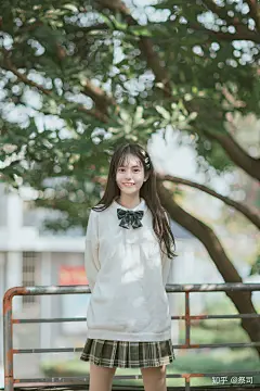 有没有你认为好看的全面屏小姐姐壁纸？ - 知乎 : 前段时间回答了一篇关于真人壁纸的问题，被怼了好久，吓得我评论都没敢看。以下图片不一定是全面屏，也不…