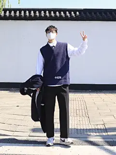 OOTD 女生都会喜欢把风衣穿得好的男生吧？ : 今日穿搭分享 今日是韩系小哥哥搭配，今天主要是以蓝色为搭配 黑色很帅但是也会很沉闷，所以就选择了黑色的裤子搭配蓝色的马甲和蓝色呢子大衣   说真的我真的太爱穿长款外套了，虽然不高但是气场压迫感也是有的