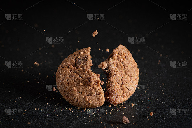 一块美味的饼干被掰成两半