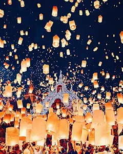 摄影师hobopeeba镜头下的泰国水灯节
夜空中绚丽的水灯，与水面上的倒影相照映，相当震撼的景致了 ​​​​